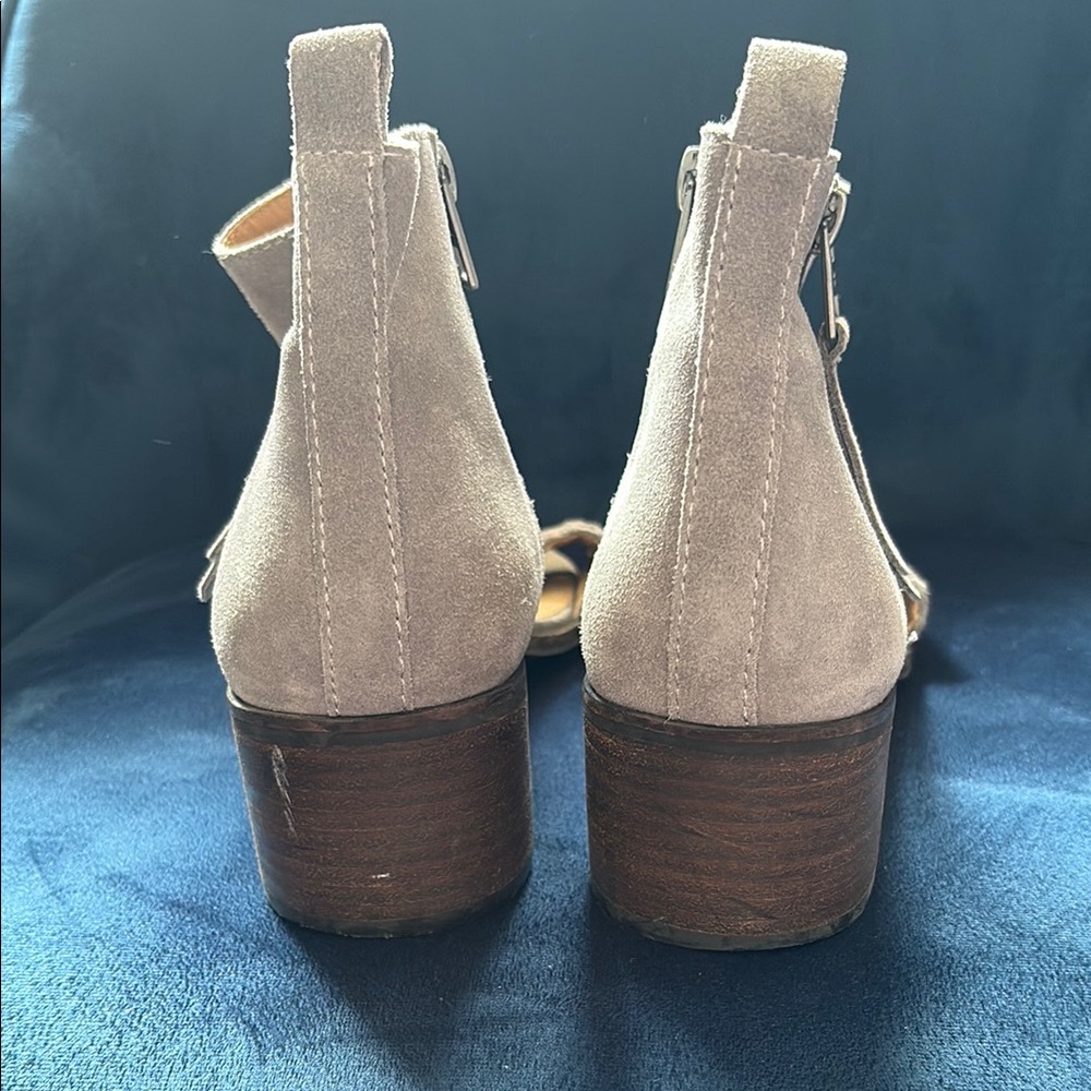 Lucky Brand Nichele Taupe Grey Block Heel Sandals Suede Size 9.5M - Picture 8 of 11